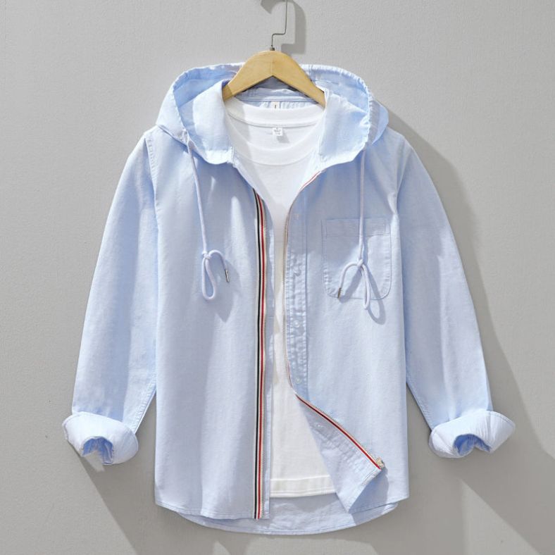 Lichtblauwe NOMORI™ linnen hoodie met capuchon en witte T-shirtlaag, casual opgehangen – verkrijgbaar via Inicala.nl voor de moderne, relaxte lifestyle.