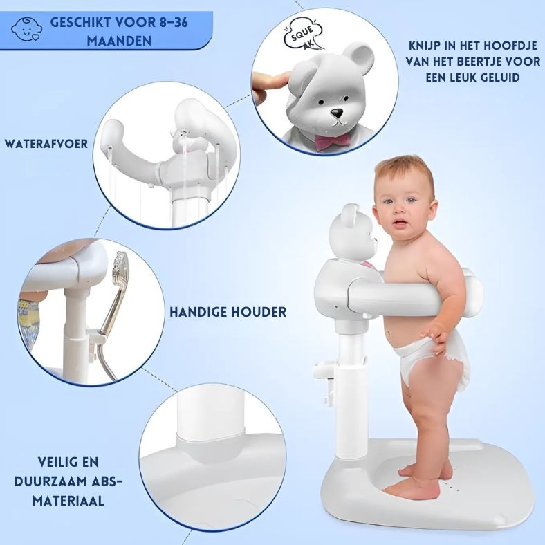 Lumboo™ – Veilig Staand Badrek voor Kleintjes van Inicala.nl in gebruik door peuter; toont waterafvoer, handige douchehouder en duurzaam ABS-materiaal – ontworpen voor comfort en veiligheid van 8 tot 36 maanden.