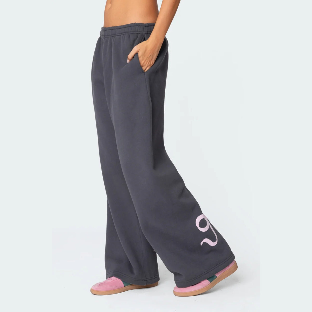 Luna Ribbon Tracksuit - Elegantie in Comfort Donkergrijze wijde broek met zakken, versierd met subtiele roze strikdetails aan de zoom. Combineer stijl en comfort in één outfit. Shop nu exclusief op Inicala.nl voor een effo