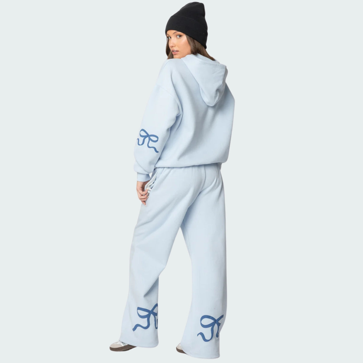 Luna Ribbon Tracksuit - Elegantie in Comfort Lichtblauw trainingspak met een zachte hoodie en wijde broek, afgewerkt met stijlvolle donkerblauwe strikdetails. Perfect voor moeiteloze stijl en comfort.