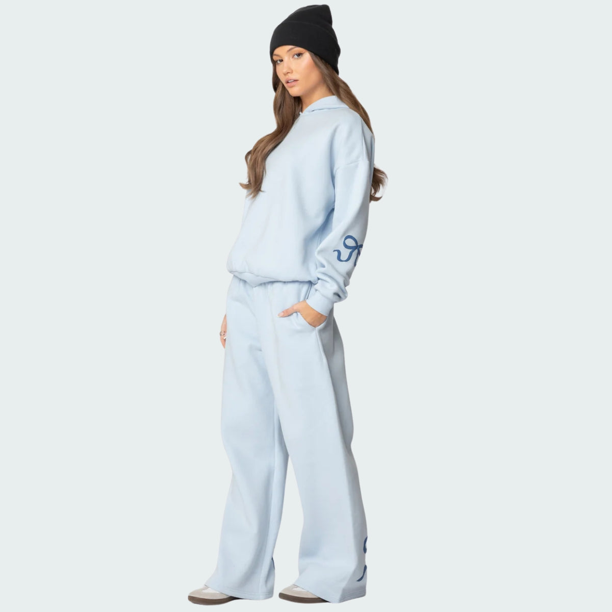 Luna Ribbon Tracksuit - Elegantie in Comfort Lichtblauw trainingspak met losse pasvorm en donkerblauwe strikdetails op mouwen en broek. Stijlvol en comfortabel. Shop op Inicala.nl!