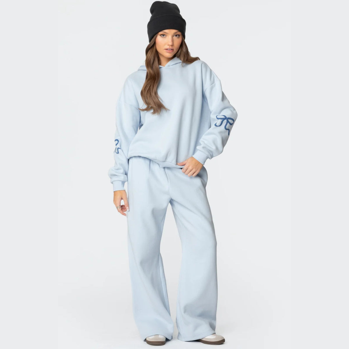 Luna Ribbon Tracksuit - Elegantie in Comfort Lichtblauwe tracksuit met losse pasvorm, zachte hoodie en speelse donkerblauwe strikaccenten. Perfect voor casual stijl en comfort. Ontdek dit exclusief op Inicala.nl!
