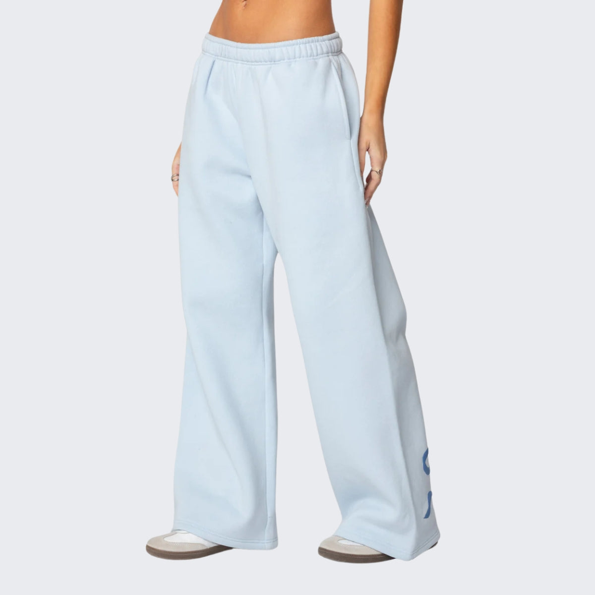 Luna Ribbon Tracksuit - Elegantie in Comfort Voorzijde van een lichtblauwe broek met een ontspannen pasvorm en subtiele donkerblauwe strikdetails. Perfect voor casual chic dagen. Verkrijgbaar op Inicala.nl voor stijlvolle