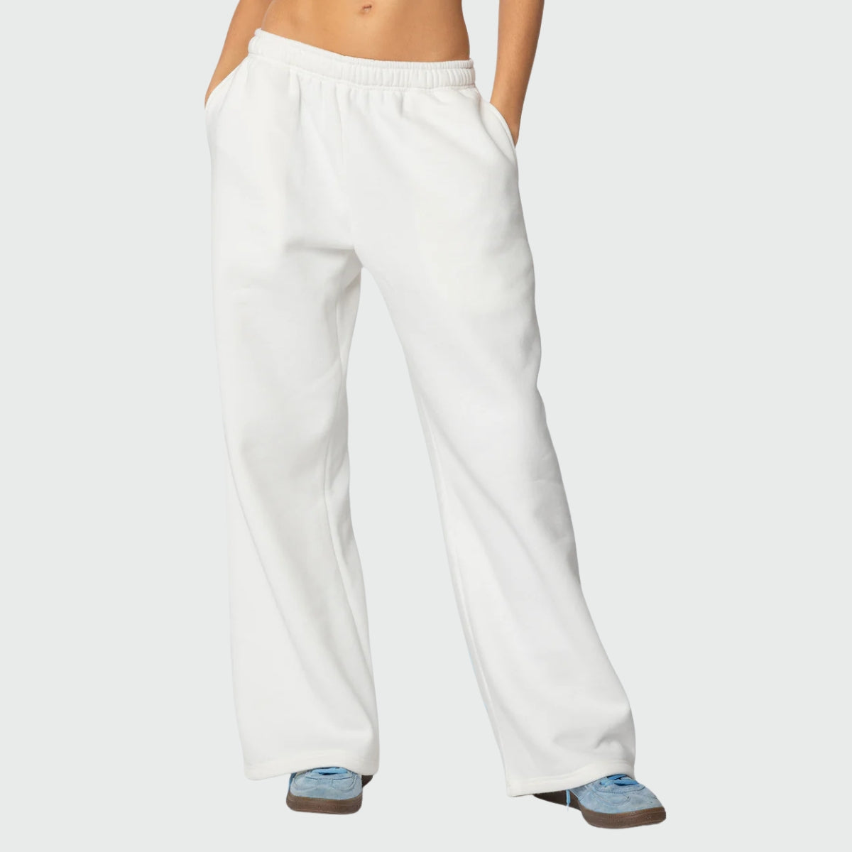 Luna Ribbon Tracksuit - Elegantie in Comfort Witte broek met een losse pasvorm en blauwe strikdetails. Perfect voor een stijlvolle, comfortabele look. Shop nu op Inicala.nl!