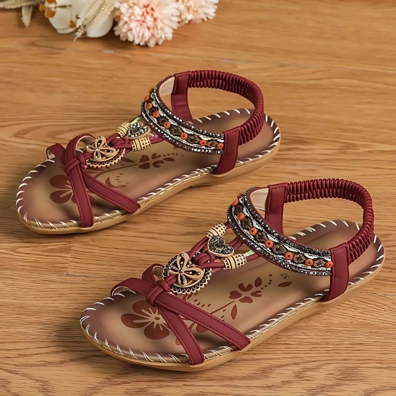 Lunabella™ – Boho Vlinder Sandalen met Comfortzool in terracotta rood van Inicala.nl, met warme rode banden, sierlijke boho-accenten en een zachte zool voor stijlvol comfort tijdens zomerse dagen.