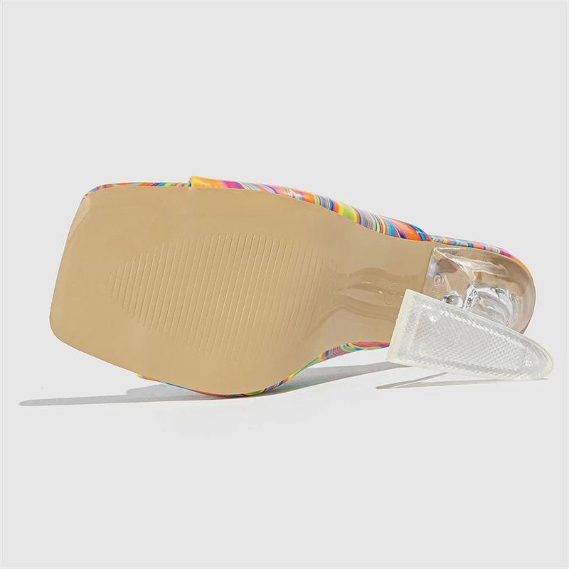 Marbellé™ – Waar Kunst en Mode Samenkomen van Inicala.nl. Onderzijde van een multicolor hakslipper met transparante hak, antislip zool en modern design.