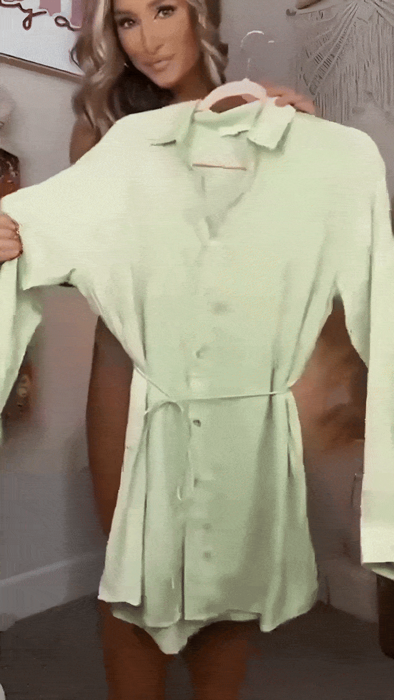 Model toont de Levana™ jumpsuit in zachtgroen van Inicala.nl – een soepelvallend, luchtig item met knoopsluiting en strikceintuur, ideaal voor comfort en stijl.