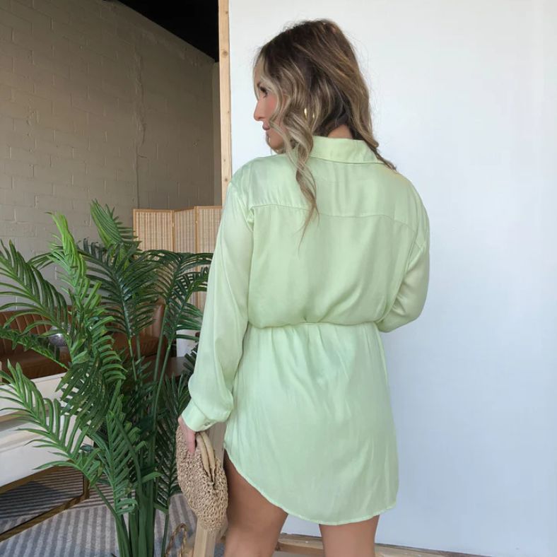 Model draagt de Levana™ – Satijnen Blousejurk in mintgroen, met een losvallende pasvorm en lichte glans. Comfortabel én stijlvol – nu verkrijgbaar op Inicala.nl.