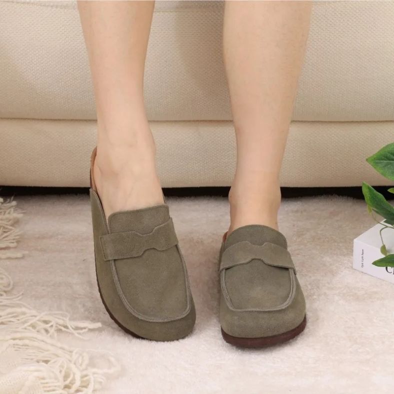 Nuvano™ – Suède Loafer-Clogs met Orthopedisch Comfort van Inicala.nl gedragen op een zachte vloer – stijlvol én ontspannend voor vermoeide voeten.