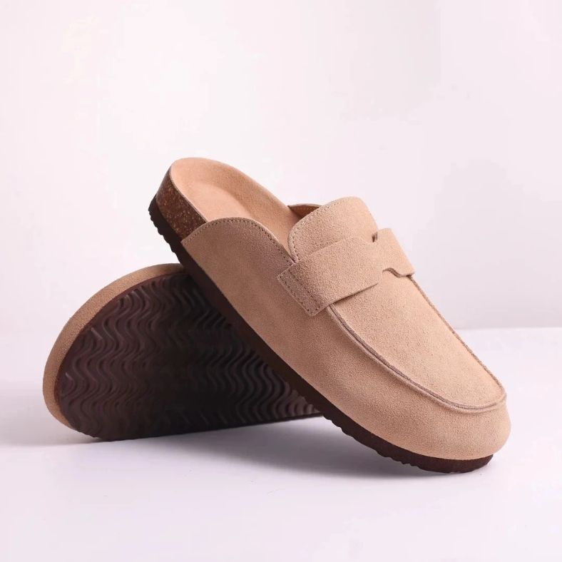 Nuvano™ – Suède Loafer-Clogs met Orthopedisch Comfort van Inicala.nl in beige suède, met ergonomisch voetbed en antislipzool voor stijlvol en pijnvrij lopen.