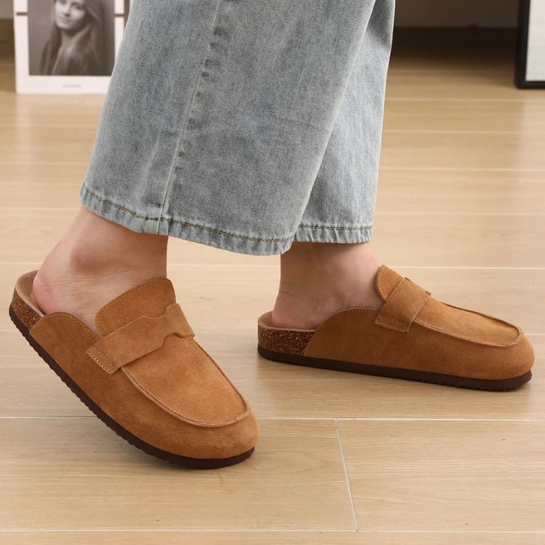 Nuvano™ – Suède Loafer-Clogs met Orthopedisch Comfort van Inicala.nl in camel, gedragen op een houten vloer – combineert moeiteloos stijl met ergonomisch loopgemak.