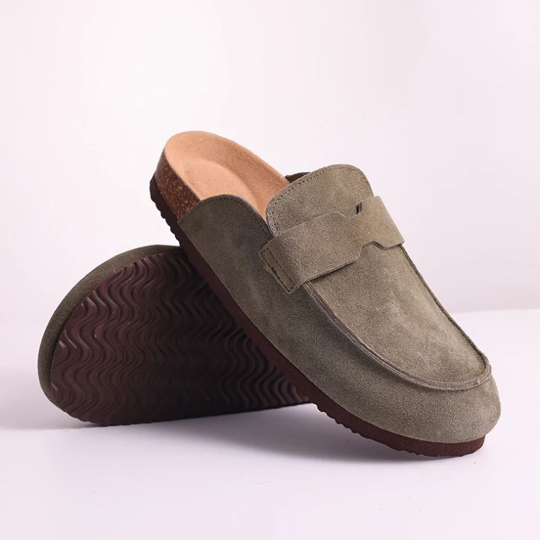 Nuvano™ – Suède Loafer-Clogs met Orthopedisch Comfort van Inicala.nl in olijfgroen, toont het profiel en de antislipzool – perfecte balans tussen grip, stijl en draagcomfort.