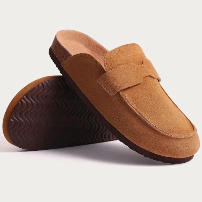 Nuvano™ – Suède Loafer-Clogs met Orthopedisch Comfort van Inicala.nl in warme cognackleur, met antislipzool en ergonomisch voetbed voor dagelijks loopgemak.