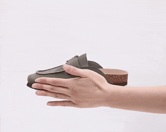 Nuvano™ – Suède Loafer-Clogs met Orthopedisch Comfort van Inicala.nl, waarin een hand de zachte, veerkrachtige zool indrukt – zichtbaar licht en ondersteunend.