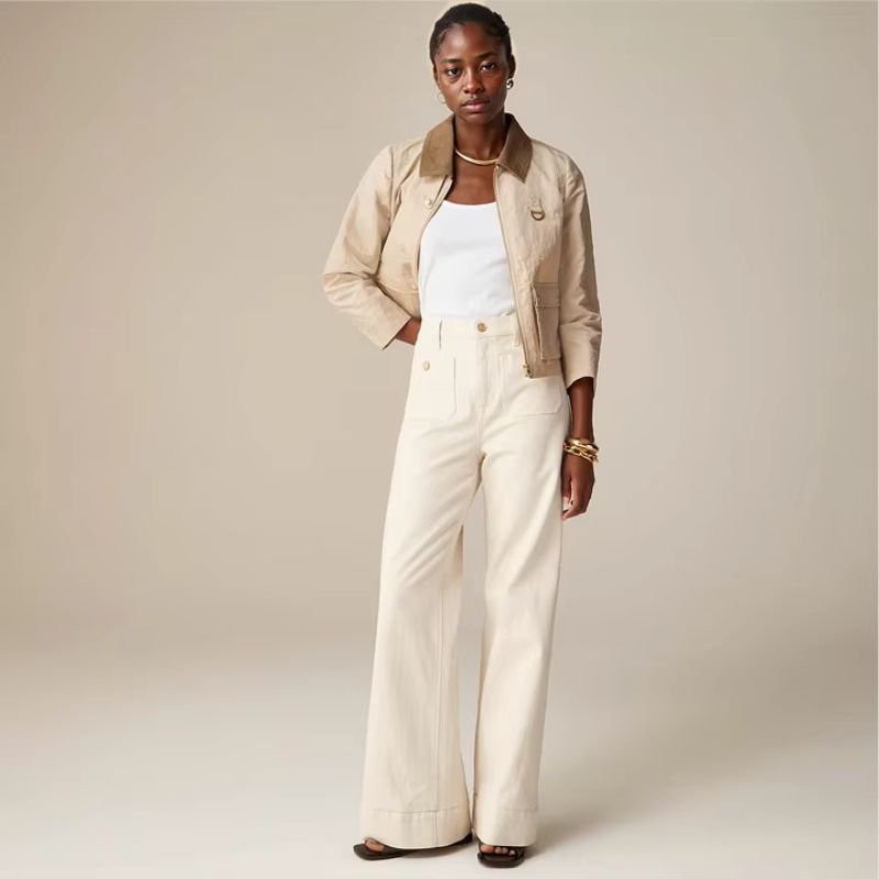 Riviera Flare™ jeans in crème van Inicala.nl, met hoge taille en wijde pijpen – een elegante basis voor elke look, van casual tot chic, met een comfortabele pasvorm en stijlvolle Franse flair.