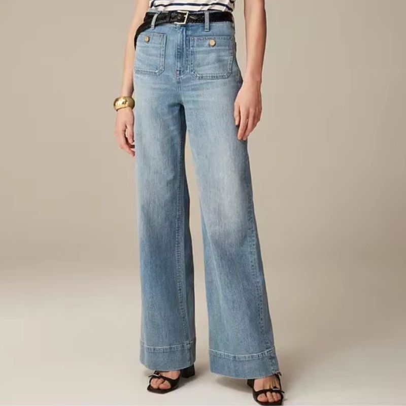 Riviera Flare™ jeans van Inicala.nl in lichtblauw denim met hoge taille, wijde pijpen en vintage gouden knopen – een vrouwelijke, flatterende fit met tijdloze Franse flair voor dagelijks comfort en stijl.