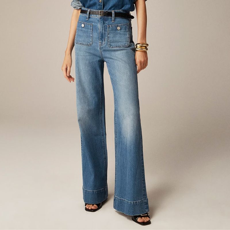 Riviera Flare™ van Inicala.nl in klassiek middenblauw denim met wijde pijpen en opvallende zakken – een flatterende jeans met Franse flair voor een tijdloze en stijlvolle look.