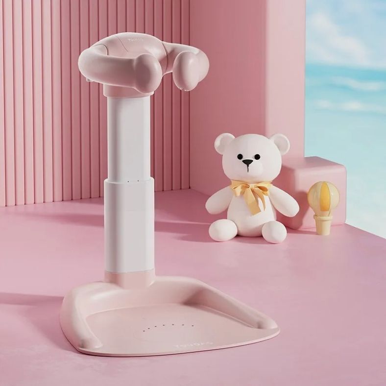 Roze Lumboo™ – Veilig Staand Badrek voor Kleintjes van Inicala.nl, ontworpen voor stabiliteit en comfort tijdens het douchen. Zachte armsteunen en stijlvol design zorgen voor veiligheid en rust in elk badritueel.