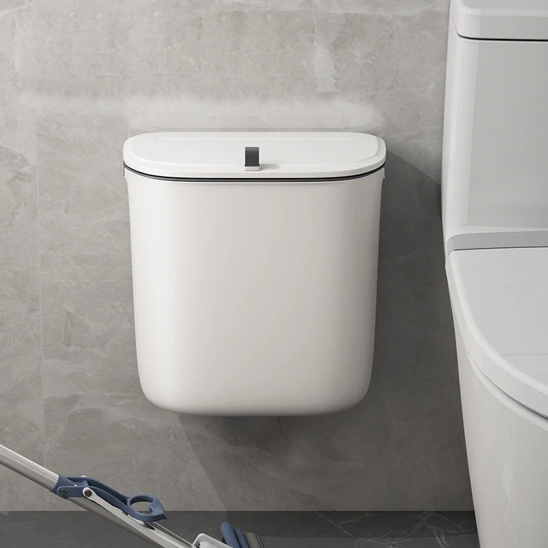 de HydroBin™ wandafvalbak, strak gemonteerd tegen een moderne badkamerwand. Het minimalistische ontwerp en geurblokkerende deksel zorgen voor een nette, frisse uitstraling in elke ruimte.