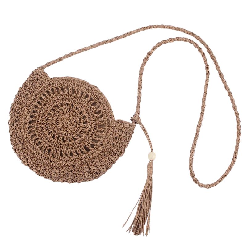 SolaraBoho™ – Ronde handgemaakte gevlochten crossbody tas in bruin met kwast, lichtgewicht en trendy. Te koop op Inicala.nl, ideaal voor zomer en festivals.