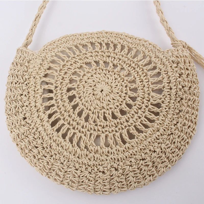 SolaraBoho™ – Ronde handgemaakte gevlochten crossbody tas in naturel. Inicala.nl, stijlvol en licht accessoire, perfect voor zomerse en boho looks.