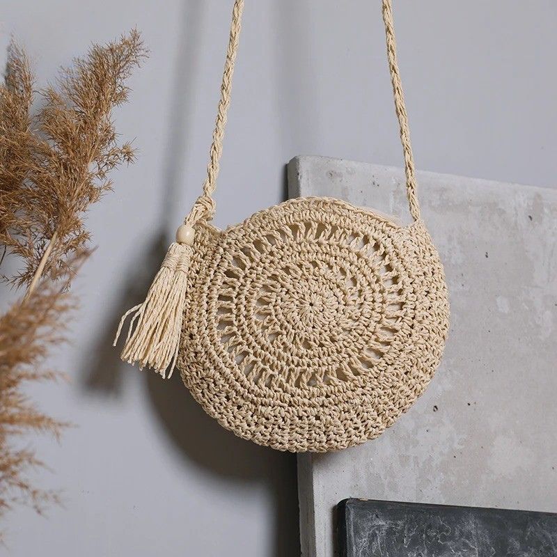 SolaraBoho™ – Ronde handgemaakte gevlochten crossbody tas met kwast, boho design. Inicala.nl, perfect als zomerse, lichte en stijlvolle tas voor elke dag.