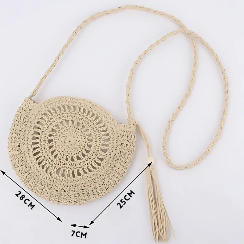 SolaraBoho™ – Ronde handgemaakte gevlochten crossbody tas met kwast, naturel. Afmetingen 28x25x7 cm. Te koop op Inicala.nl, ideaal voor zomerse dagen.