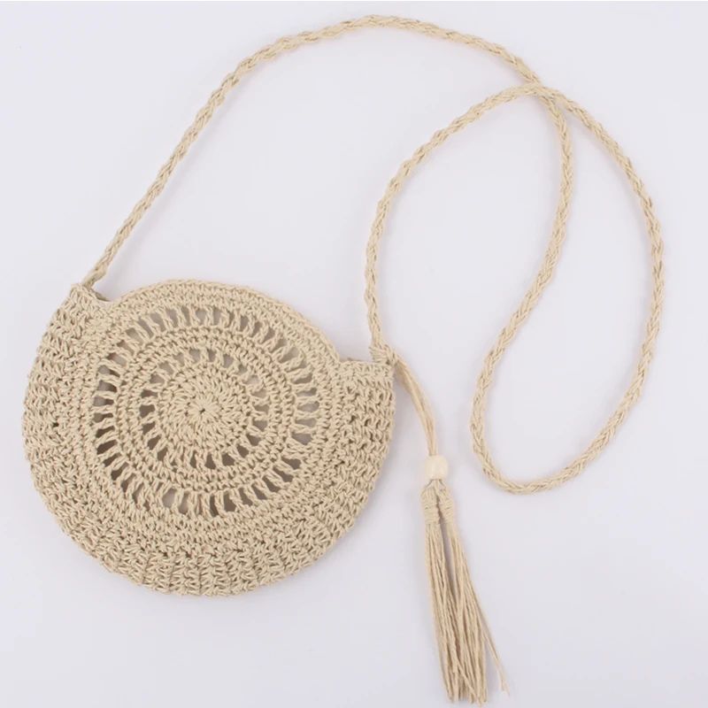 SolaraBoho™ – Ronde handgemaakte gevlochten crossbody tas met kwast en gevlochten band, naturel. Inicala.nl, licht en praktisch voor elke zomerse dag.