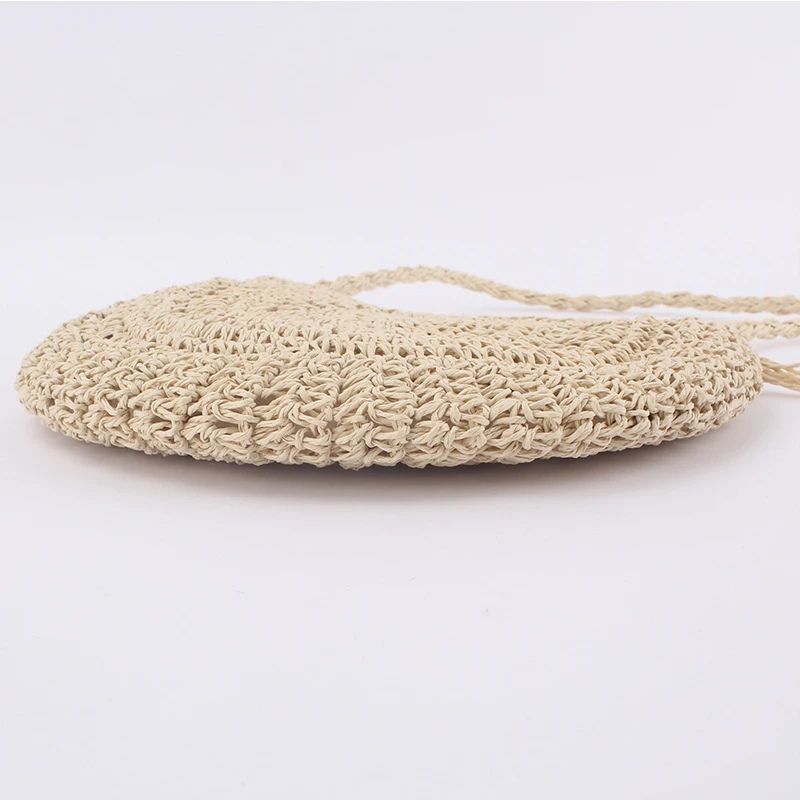 SolaraBoho™ – Ronde handgemaakte gevlochten crossbody tas van raffia, plat design. Te koop op Inicala.nl, lichtgewicht en ideaal voor zomerse dagen.