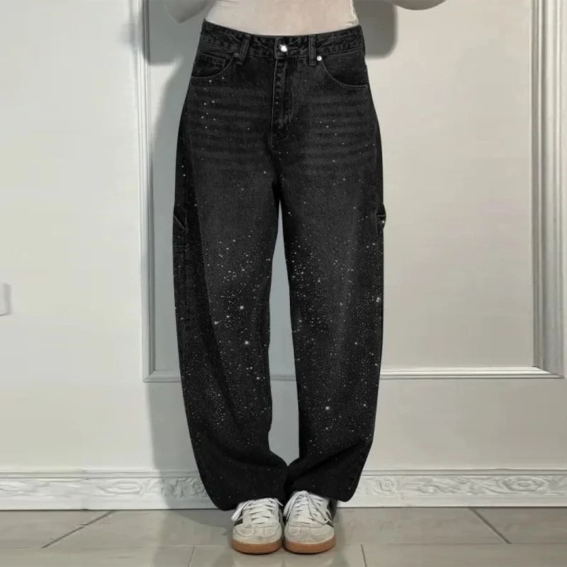 Stardust Cargo™ – Shiny Denim Statement in diepzwart, beschikbaar via Inicala.nl. Cargobroek met subtiele glittering die fonkelt bij elke beweging – voor wie stijlvol comfort en opvallend detail durft te combineren.