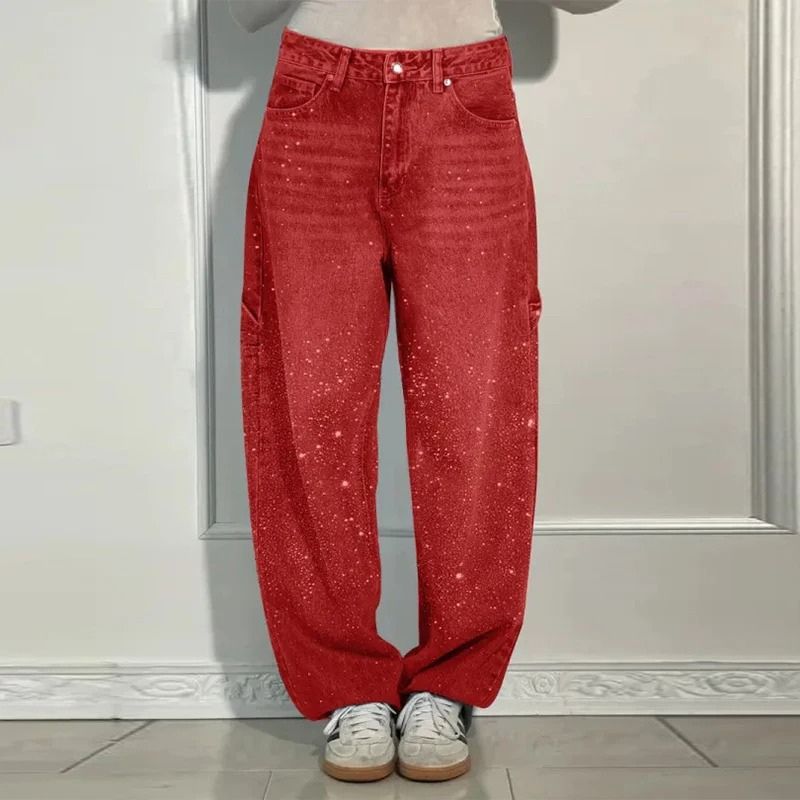 Stardust Cargo™ – Shiny Denim Statement in felrood, verkrijgbaar op Inicala.nl. Opvallende cargospijkerbroek met sprankelende strassdetails die elke stap laten schitteren – voor wie durft op te vallen met comfort.
