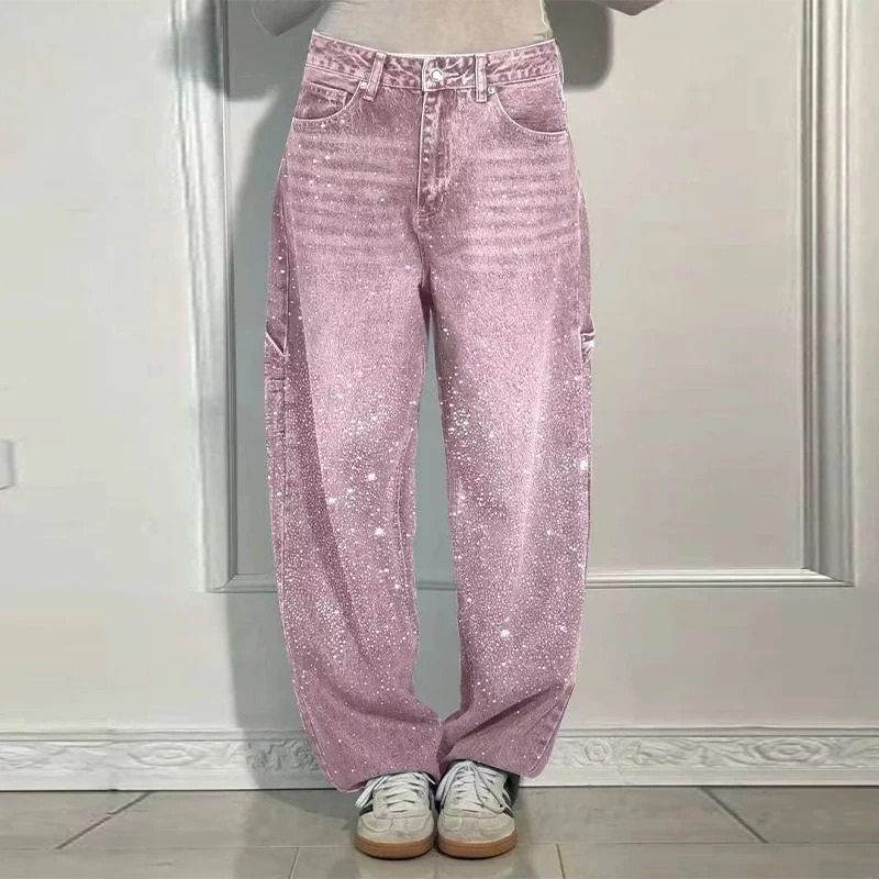 Stardust Cargo™ – Shiny Denim Statement in zachtroze, verkrijgbaar via Inicala.nl. Opvallende cargobroek met glinsterende afwerking en losse fit, perfect voor wie comfort en glamour wil combineren in één stijlvol statement