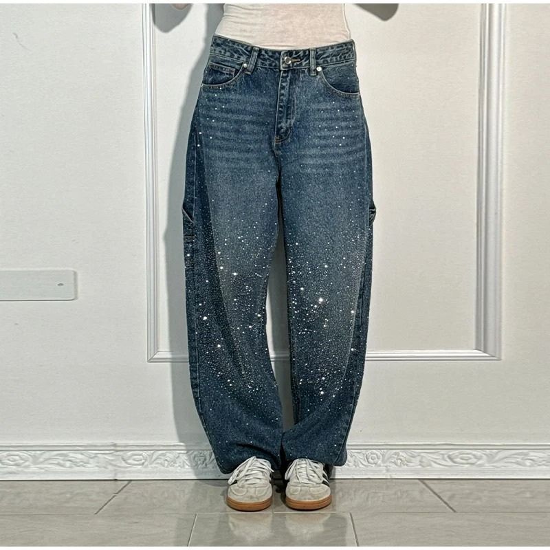 Stardust Cargo™ – Shiny Denim Statement van Inicala.nl. Denim cargobroek met losse pasvorm en all-over glitterdetails, ideaal om je outfit te laten stralen met comfort én stijl.