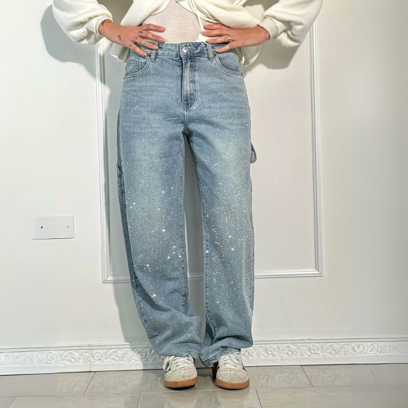 Stardust Cargo™ – Shiny Denim Statement van Inicala.nl. Lichtblauwe cargobroek met glinsterende strassdetails en relaxte fit – dé eyecatcher voor wie comfort en sparkle wil combineren.