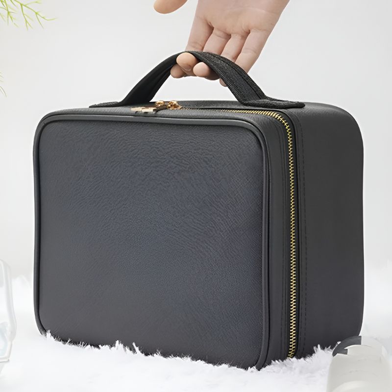 Compacte zwarte GlamVista™ make-up tas met stevige draaggreep en goudkleurige ritssluiting. Minimalistisch design, ideaal voor het georganiseerd bewaren van beauty essentials. Luxe look, perfect voor onderweg.