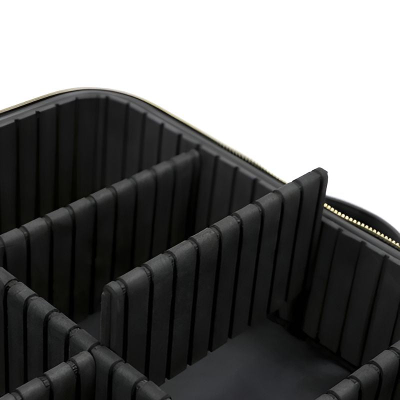 Compacte close-up van de GlamVista makeup tas met verstelbare verdelers. Perfect georganiseerd, functioneel en stijlvol.