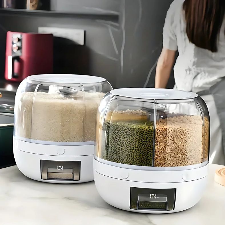 Twee Dispello™ dispensers van Inicala.nl op het aanrecht – voor het luchtdicht bewaren van rijst, granen en peulvruchten in een overzichtelijk 6-in-1 roterend systeem.