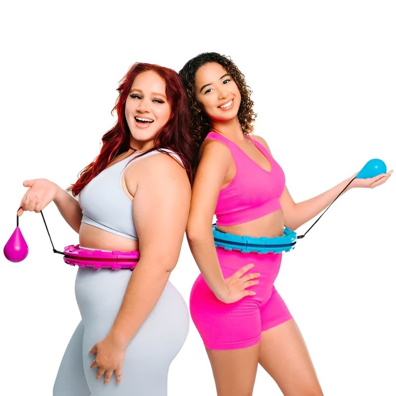 twee vrouwen die rug aan rug staan, beide met een verstelbare fitnesshoepel om hun taille. Ze lachen en stralen energie en zelfvertrouwen uit, klaar voor een actieve en bekende workout.