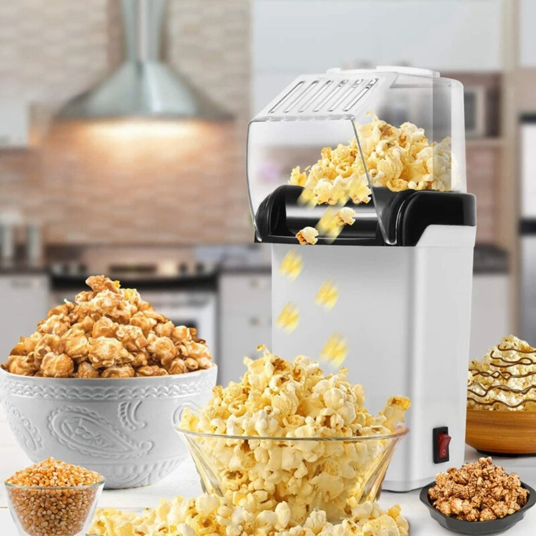 Witte PopCrisp™ popcornmaker in een moderne keuken, gevuld met versgepofte popcorn. Voorgrond toont naturel, karamel en chocolade popcornopties. inicala.nl