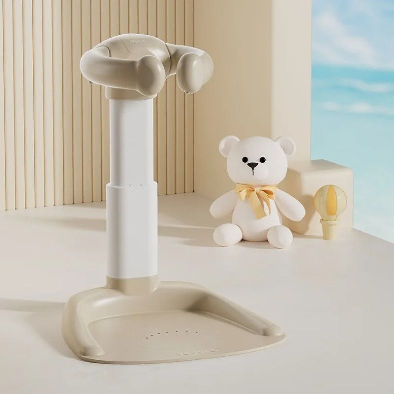 Zandkleurige Lumboo™ – Veilig Staand Badrek voor Kleintjes van Inicala.nl, stijlvol en stabiel babybadrek dat veiligheid en comfort biedt tijdens het douchen of aankleden van je kindje.