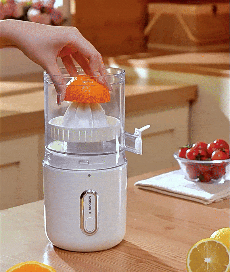 ZestPure™ citruspers in actie met een simpele druk op de knop maakt deze gebruiksvriendelijke pers vers sap uit een sinaasappel. Bestel nu op Inicala.nl voor moeiteloze sapbeleving