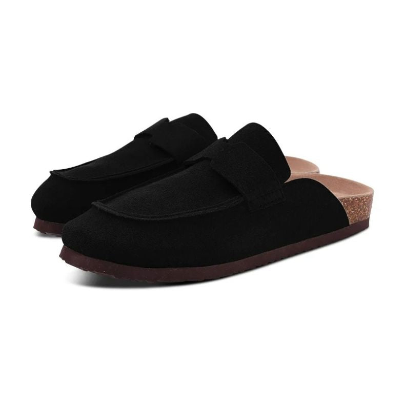 Zwarte Nuvano™ – Suède Loafer-Clogs met Orthopedisch Comfort van Inicala.nl, stijlvol en instapklaar met een ergonomisch voetbed en zachte loopzool voor dagelijks comfort.