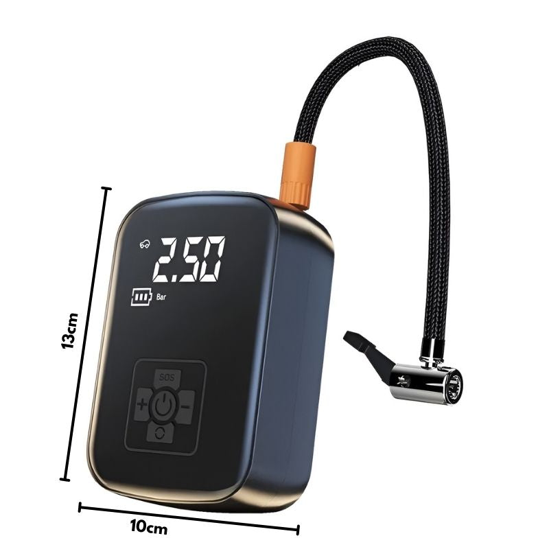 Compacte AirPump™ met een digitaal display dat 2,50 bar weergeeft. Afmetingen: 13 cm hoog en 10 cm breed. Voorzien van een flexibele slang met ventieladapter, ideaal voor eenvoudig en snel oppompen onderweg.