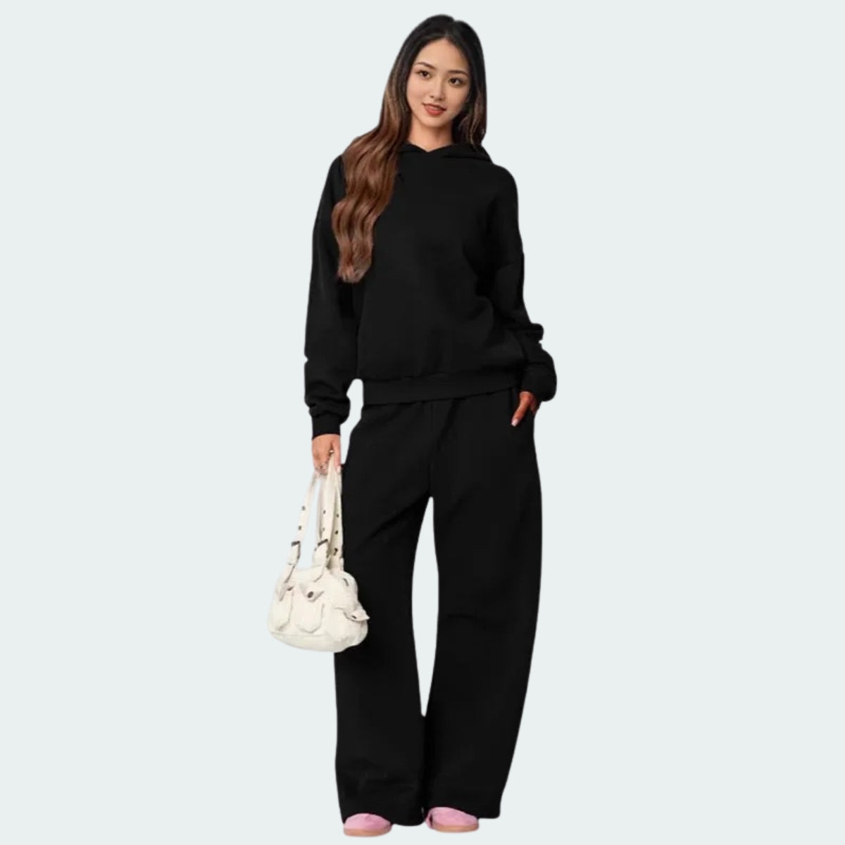de Luna Ribbon Tracksuit in klassiek zwart, een stijlvol en comfortabel tweedelig outfit. Ideaal voor dagelijks gebruik of ontspannen thuis. Verkrijgbaar op Inicala.nl.