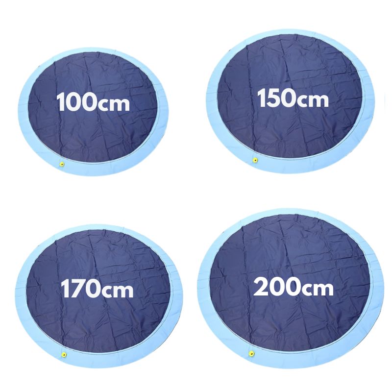 Installatiestappen voor de SplashPad™ FonteinMat worden weergegeven. Sluit eenvoudig aan op een tuinslang, stel de waterdruk in (laag, middel, hoog) en geniet van eindeloos plezier. Geschikt voor veilig spelen en verkoeling op warme dagen! inicala.nl