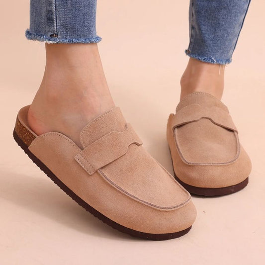 Beige Nuvano™ – Suède Loafer-Clogs van Inicala.nl aan de voet gedragen, met comfortabele instap en orthopedisch voetbed voor moeiteloos lopen met stijl en steun.