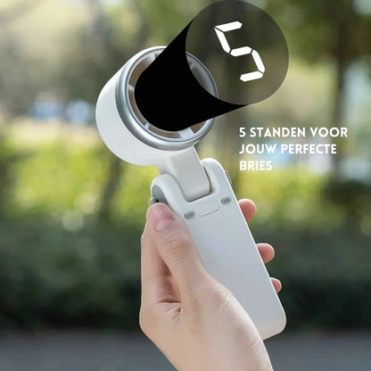 BreezeBuddy™ ventilator van Inicala.nl – draagbare mini-fan met 5 standen voor optimale verkoeling. Handzaam formaat en digitaal display voor onderweg of thuisgebruik.