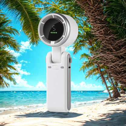 BreezeBuddy™ wit – jouw zomerse lifesaver van Inicala.nl. Compact, krachtig en altijd koel, zelfs onder de palmbomen.