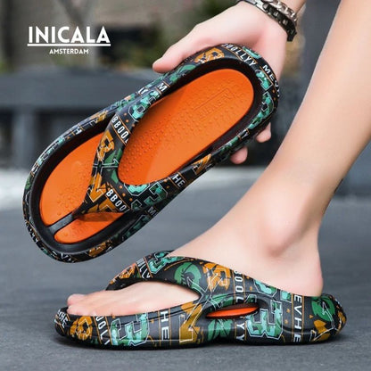 CloudRift™ – Ergonomische Slippers met oranje zool en sportieve print. Ultiem loopcomfort, perfecte demping en grip. Ideaal voor binnen en buiten. Verkrijgbaar via Inicala.nl.