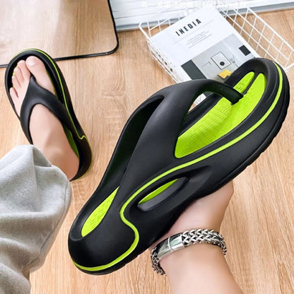 CloudRift™ – Ergonomische Slippers van Inicala.nl in zwart met limoengroene zool. Licht, stijlvol en gemaakt voor maximaal comfort bij elke stap — perfect voor binnen of buiten.